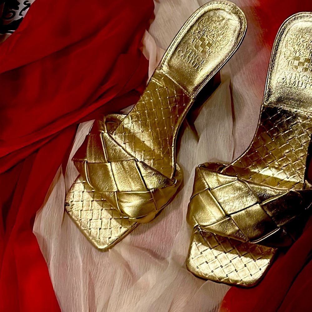 Vince Camiuto golden holiday slippers excellent condition